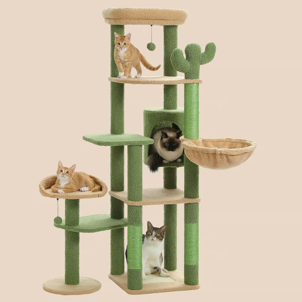 Kratzbaum in Vollansicht mit braunem Hintergrund und 4 Katzen die auf dem Baum verteilt sind.