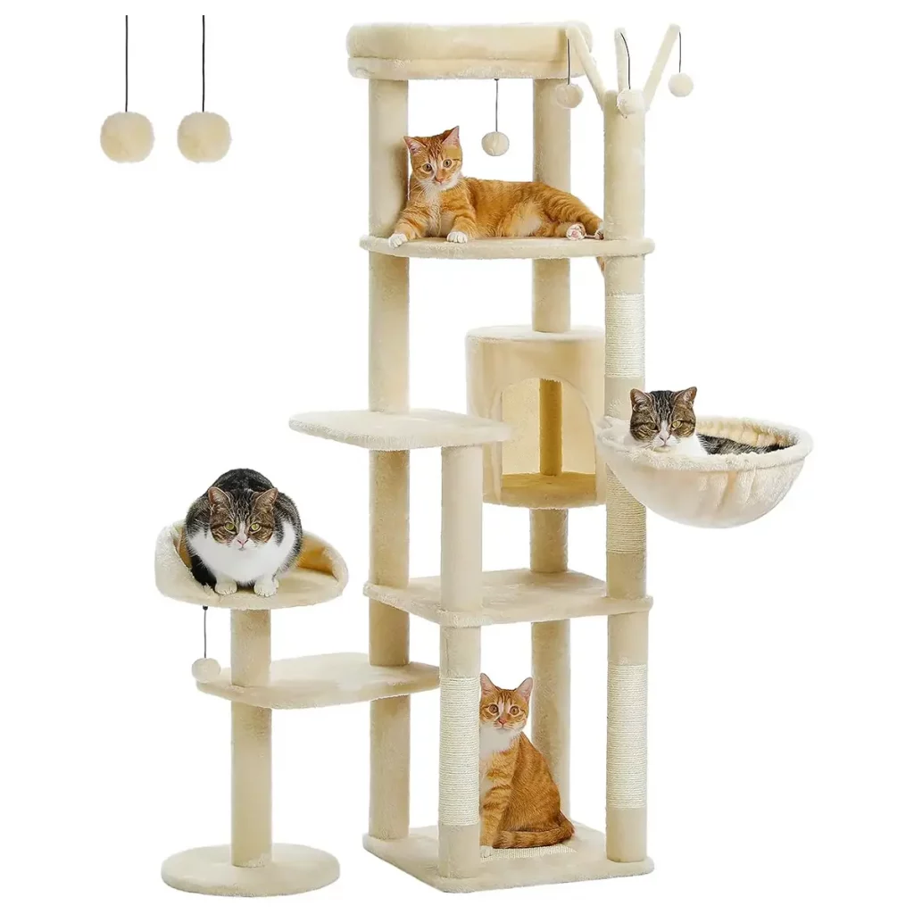 Vollansicht des Kratzbaumes mit Katzen darauf